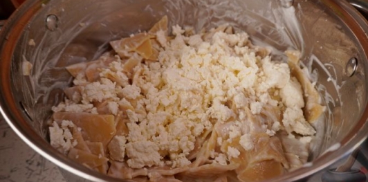 Домашняя лапша с творогом и беконом (Турошчуса)
