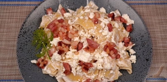 Домашняя лапша с творогом и беконом (Турошчуса)