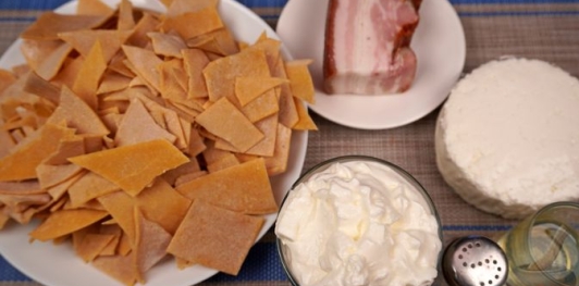 Домашняя лапша с творогом и беконом (Турошчуса)