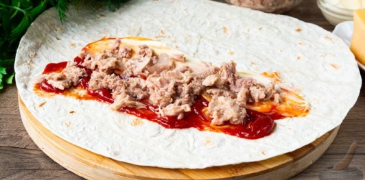 Домашняя шаурма с помидорами, тунцом и сыром