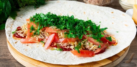 Домашняя шаурма с помидорами, тунцом и сыром