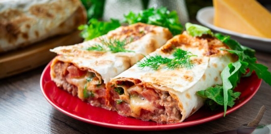 Домашняя шаурма с помидорами, тунцом и сыром