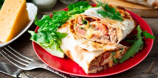 Домашняя шаурма с помидорами, тунцом и сыром