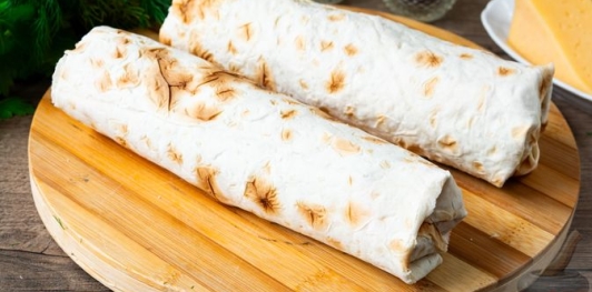 Домашняя шаурма с помидорами, тунцом и сыром