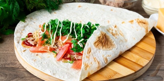 Домашняя шаурма с помидорами, тунцом и сыром