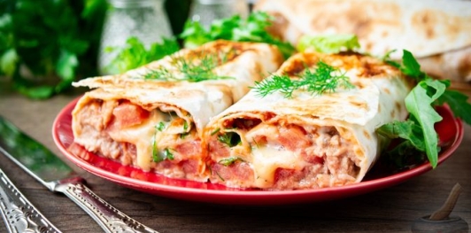 Домашняя шаурма с помидорами, тунцом и сыром