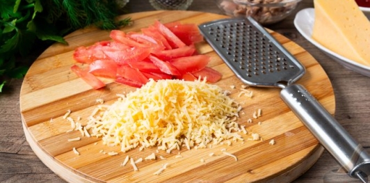 Домашняя шаурма с помидорами, тунцом и сыром