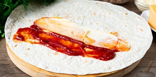 Домашняя шаурма с помидорами, тунцом и сыром