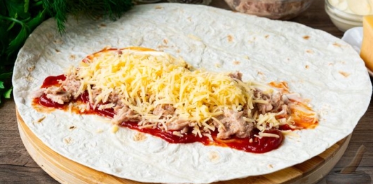 Домашняя шаурма с помидорами, тунцом и сыром