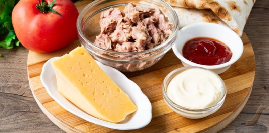 Домашняя шаурма с помидорами, тунцом и сыром