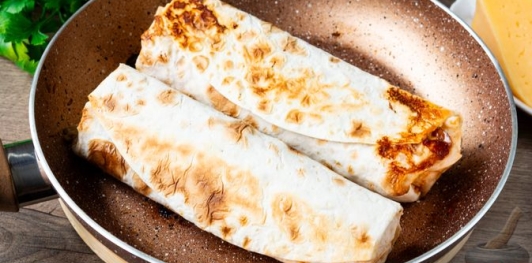 Домашняя шаурма с помидорами, тунцом и сыром