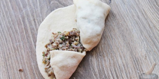 Дрожжевые пирожки с куриными желудочками и кабачками