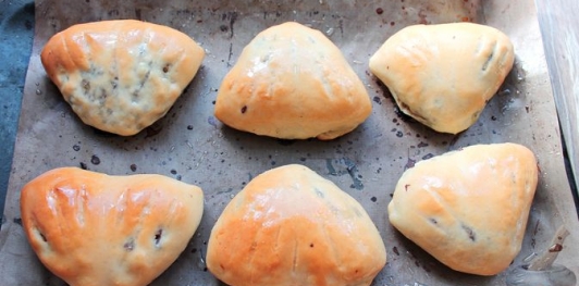 Дрожжевые пирожки с куриными желудочками и кабачками
