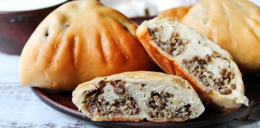 Дрожжевые пирожки с куриными желудочками и кабачками