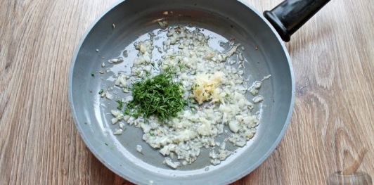 Дрожжевые пирожки с куриными желудочками и кабачками