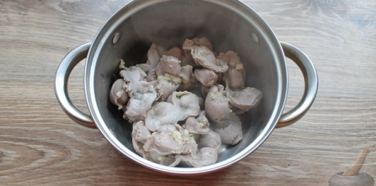 Дрожжевые пирожки с куриными желудочками и кабачками