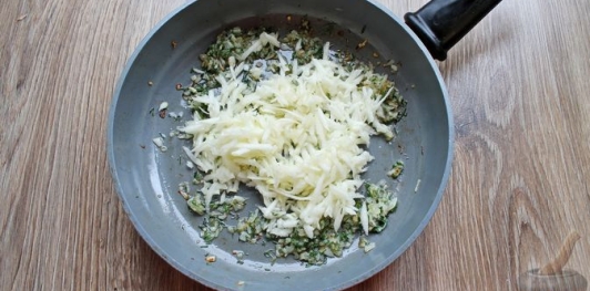 Дрожжевые пирожки с куриными желудочками и кабачками