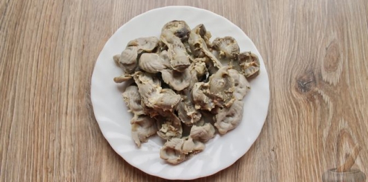 Дрожжевые пирожки с куриными желудочками и кабачками