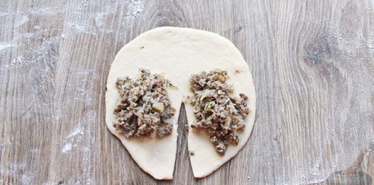 Дрожжевые пирожки с куриными желудочками и кабачками