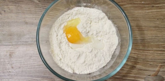 Дрожжевые пирожки с куриными желудочками и кабачками