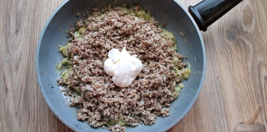 Дрожжевые пирожки с куриными желудочками и кабачками