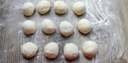 Дрожжевые пирожки с куриными желудочками и кабачками