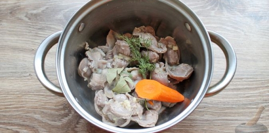 Дрожжевые пирожки с куриными желудочками и кабачками