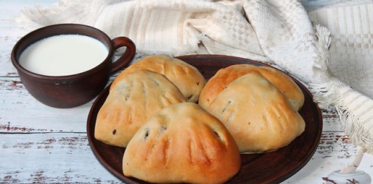 Дрожжевые пирожки с куриными желудочками и кабачками