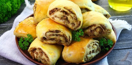 Дрожжевые рулетики с мясной начинкой
