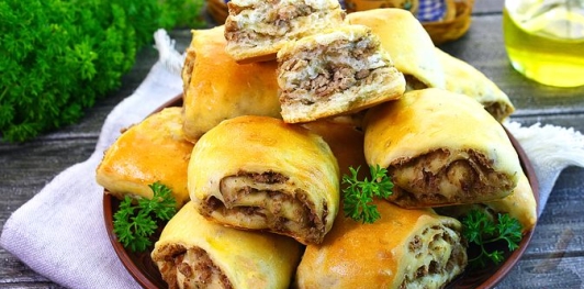 Дрожжевые рулетики с мясной начинкой