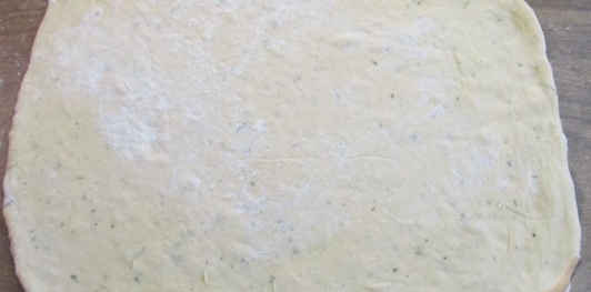 Дрожжевые рулетики с мясной начинкой