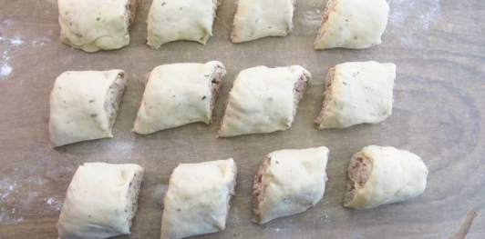 Дрожжевые рулетики с мясной начинкой