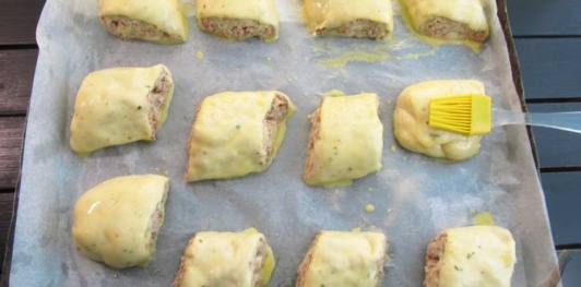 Дрожжевые рулетики с мясной начинкой