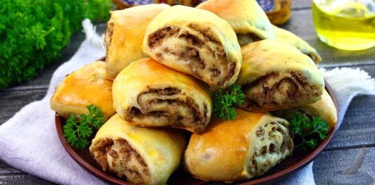 Дрожжевые рулетики с мясной начинкой