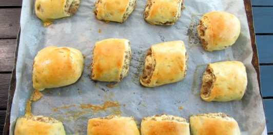 Дрожжевые рулетики с мясной начинкой