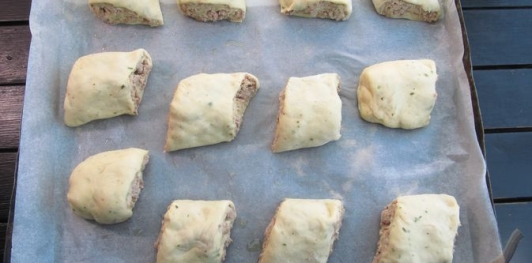 Дрожжевые рулетики с мясной начинкой