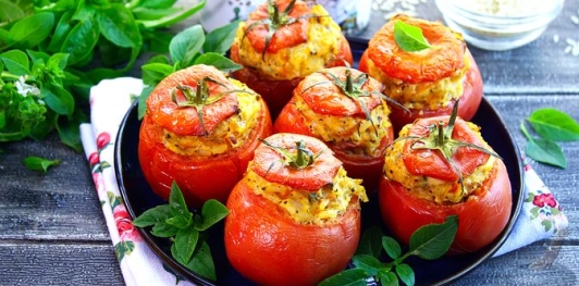 Фаршированные помидоры с курицей и рисом