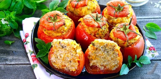 Фаршированные помидоры с курицей и рисом
