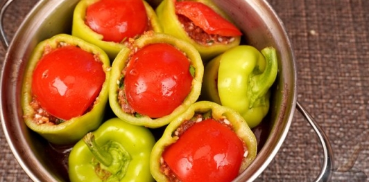 Фаршированный перец с мясом, рисом, помидорами и луком
