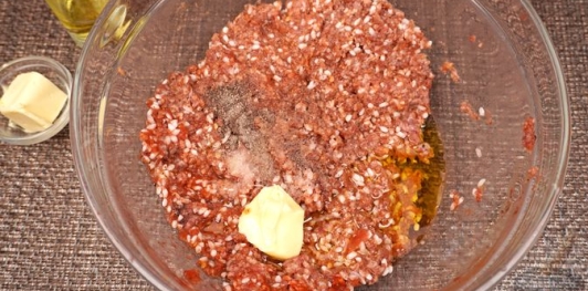Фаршированный перец с мясом, рисом, помидорами и луком