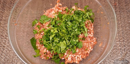 Фаршированный перец с мясом, рисом, помидорами и луком