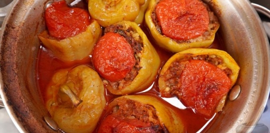Фаршированный перец с мясом, рисом, помидорами и луком