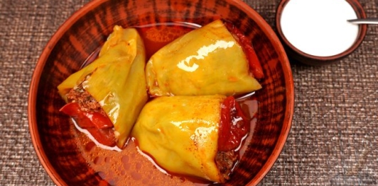 Фаршированный перец с мясом, рисом, помидорами и луком