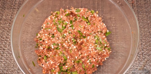 Фаршированный перец с мясом, рисом, помидорами и луком