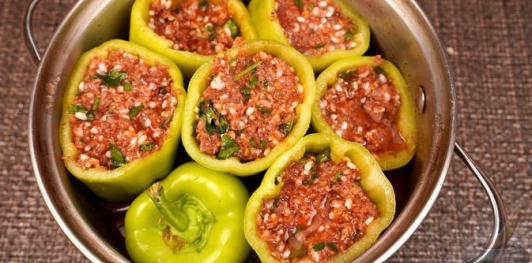 Фаршированный перец с мясом, рисом, помидорами и луком