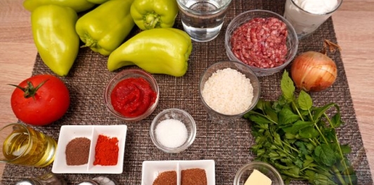Фаршированный перец с мясом, рисом, помидорами и луком