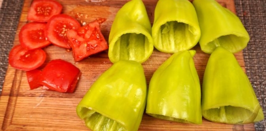 Фаршированный перец с мясом, рисом, помидорами и луком