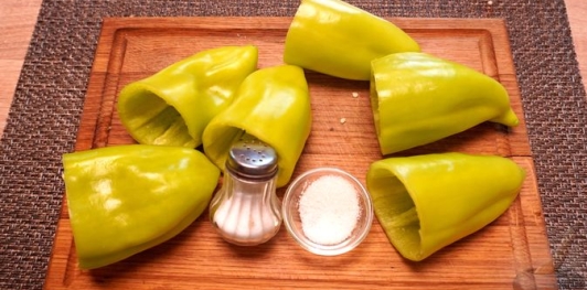 Фаршированный перец с мясом, рисом, помидорами и луком
