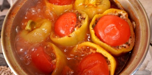 Фаршированный перец с мясом, рисом, помидорами и луком