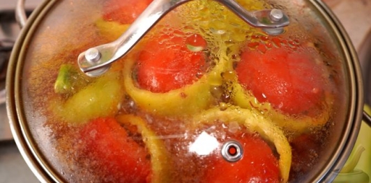 Фаршированный перец с мясом, рисом, помидорами и луком